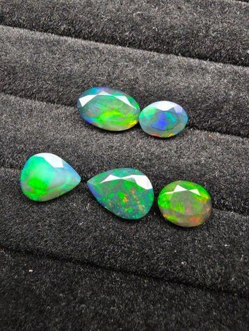 8.3cts Zwarte Opaal Sieraden- 1.66 g - (5)