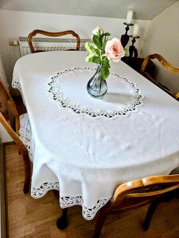 Edle Leinen-Tischdecke mit Plauener Spitze – Exzellenter