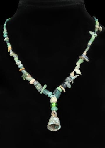 Oud-Romeins Groen Glas Kralenketting met bronzen belhanger, Antiek en Kunst