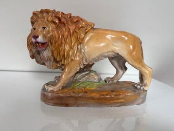 Beeld, Jacob Petit Paris Porcelain Leeuw op rots - 16 cm -, Antiek en Kunst