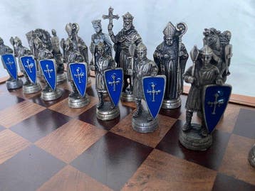 Schaakspel - Houten speelbord met reliëf en bronzen figuren