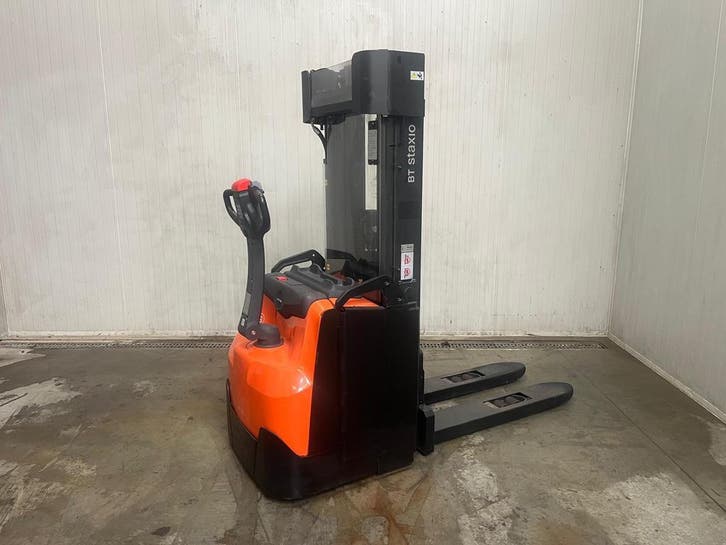 BT Toyota SWE200 2 tons stapelaar triplo 385cm 131 uur!, Zakelijke goederen, Machines en Bouw | Heftrucks en Intern transport