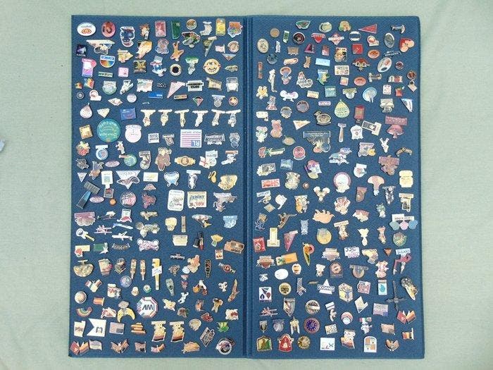 Grote collectie buttons/pins - Speelgoed - 1990-2000, Antiek en Kunst, Antiek | Speelgoed