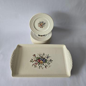 Wedgwood - Cakeschaal / Sandwichschaal en gebaksbordjes -, Antiek en Kunst