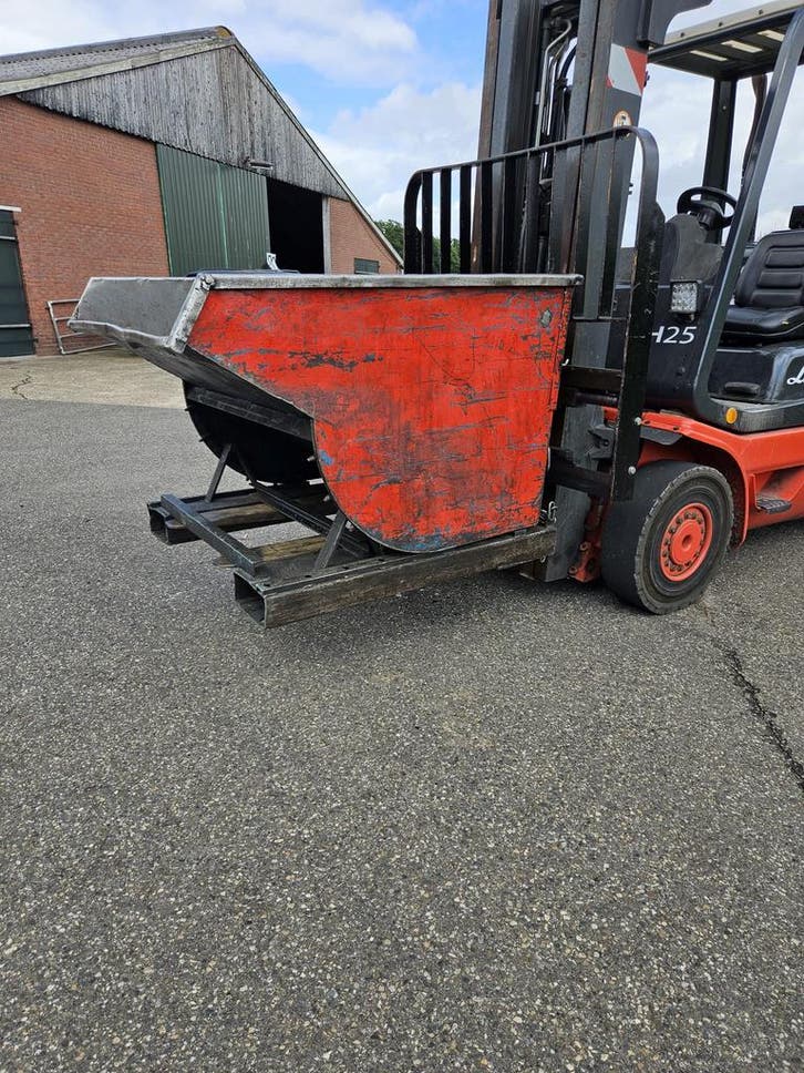 Kiepbak kantelbak spanenbak heftruck 600 liter, Zakelijke goederen, Machines en Bouw | Heftrucks en Intern transport, Voorzetapparatuur