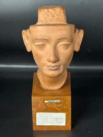 Jacques Dubois (1940-2017) – Néfertiti – Sculpture en terre, Antiek en Kunst