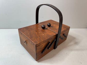 Kist - vintage houten naaidoos in Amsterdam school, Art Deco