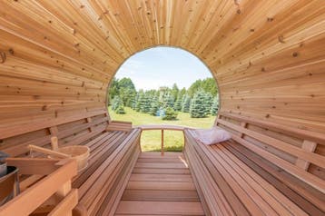 Buitensauna barrel sauna houtgestookt elektrisch showroom, Sport en Fitness, Verzenden, Nieuw, Fins of Traditioneel, Complete sauna