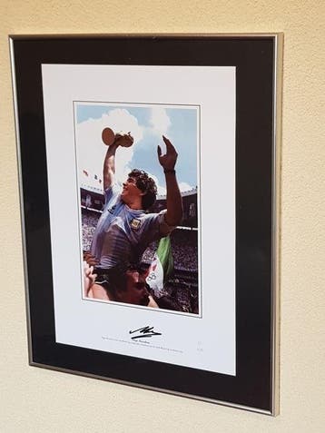 Firma de el Diego con la Copa Mundial de México 1986 - Foto, Nieuw