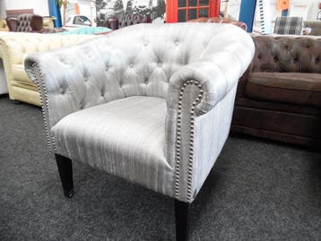 Aktie ! Rood of Zilver Zijde Chesterfield Stoel / club chair, Ophalen, Zo goed als nieuw, Stof, CHESTERFIELD