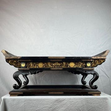 Belangrijk antiek Japans gelakt hout- en verguld bronzen, Antiek en Kunst