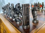 Schaakspel - Figuren van bronzenlegering en houten