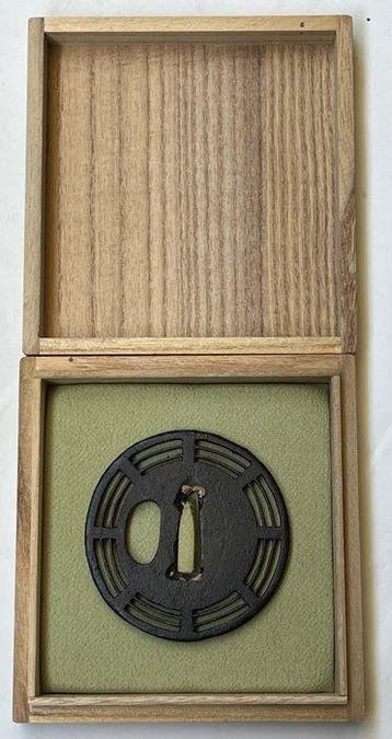 Geometrische sukashi tsuba met doos - Japan - Edo Periode