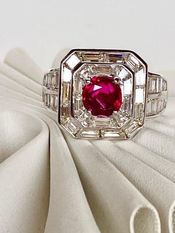 Statement ring - 18 karaat Witgoud - 3.80ct. tw. Robijn -