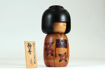 Creatieve kokeshi-pop ‘Shizuka’ door Sato Suigai () –