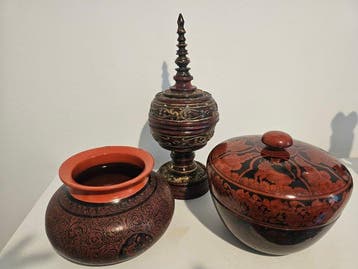 Offervaas (3) - Hout - Drie Birmaanse containers