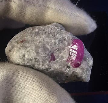 34 gram 4.00 cm x 2.70 cm grote robijn Badakhshan /