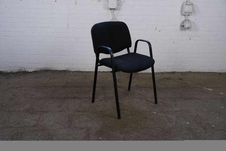 Tweedehands zwarte kantinestoel - Stapelbaar zwart frame, Huis en Inrichting, Stoelen, Gebruikt, Overige materialen, Verzenden