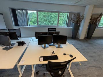 Online veiling: 2 handmatig verstelbare bureaus 80x160 cm +, Zakelijke goederen, Kantoor en Winkelinrichting | Kantoormeubilair en Inrichting