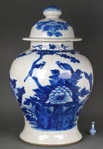 Vaas - Porselein - Two Magpies amidst Peonies and Plum