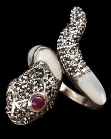 Robijn - Zilver, De Rubijnogen – Ring met Slang, Parelmoer
