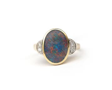Een 14 krt. geelgouden ring met opaal triplet en diamant, Gebruikt