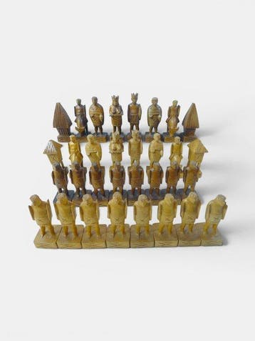 Jeu déchecs en bois sculpté des années 1960 origine