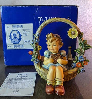 Goebel, M.I. Hummel - Beeldje - Hummel Meisje in Mand met