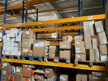 Online veiling: Diverse dozen met installatie-onderdelen (4, Nieuw
