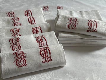 Frans huishoudtextiel. Prachtige tafelservice. Tafellaken en