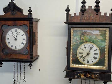 Zwarte Woud wandklok - Hout - 1800-1850 - Twee klokken voor