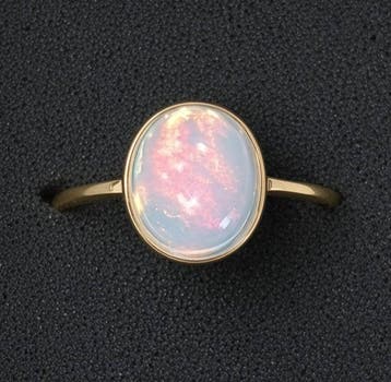 Welo-opaal uit Ethiopië. Prachtige, intense kleuren. Ring