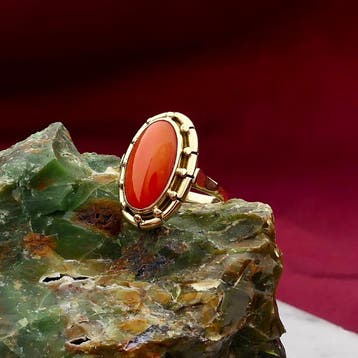 Vintage gouden ring met bloedkoraal, Sieraden, Tassen en Uiterlijk, Ringen, Gebruikt, Ophalen of Verzenden, Kleiner dan 17, Met edelsteen