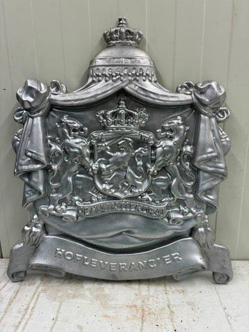 Hofleverancier – Groot Aluminium Reliëfbord met Nederlands