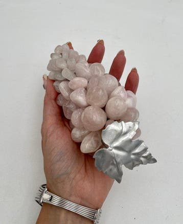 sculptuur, Magnificent and Large Vintage Rose Quartz Grape