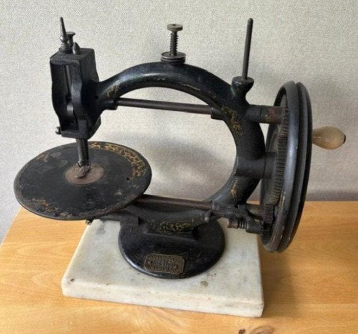 Naaimachine - Gietijzer - 1868 Little Wanzer, Antiek en Kunst, Kunst | Designobjecten