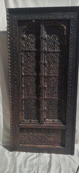 Deur/raam uit Rajasthan met geometrische patronen die in het