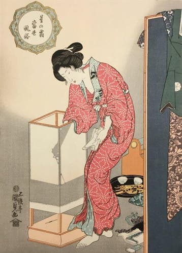 Een vrouw steekt een lantaarn aan - Utagawa Kunisada