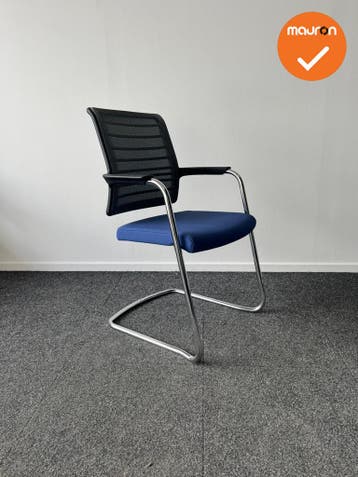 Interstuhl Hero vergaderstoel - Blauwe zitting met zwart net, Vergader- of Presentatieruimte, Ophalen of Verzenden, Gebruikt, Stoel