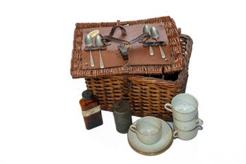 Antieke rieten picknickmand met servies...