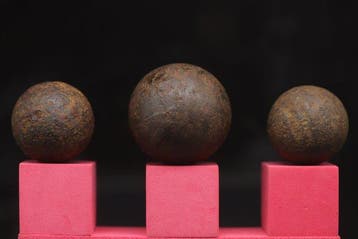Antiek Relikwie - 3 x Handkanonballen - 17e/18e eeuw