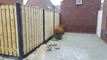 Schutting laten plaatsen hout beton antraciet €120,- Per M1, Nieuw, Hout, 1 tot 2 meter