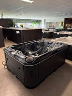 Spa / Jacuzzi – 3 Persoons – Luxe Uitvoering – Nieuwstaat, Ophalen, Zo goed als nieuw, Pomp, Vast