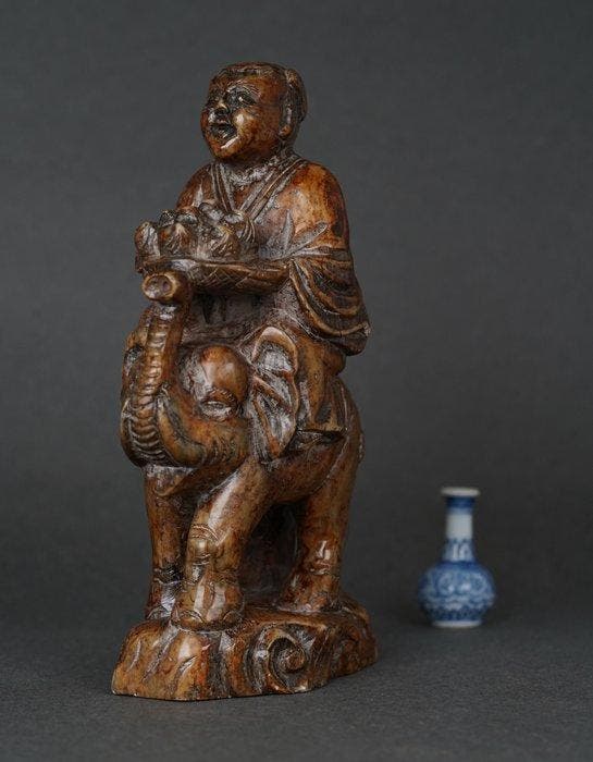 Man Riding an Elephant while Carrying a Basket of Peaches -, Antiek en Kunst, Antiek | Overige Antiek