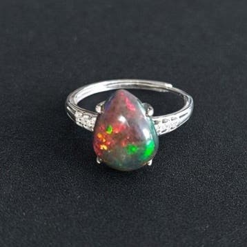 Welo-opaal uit Ethiopië. Prachtige, intense kleuren. Ring