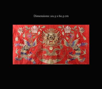 Een grote Chinese altaarfrontal met rode achtergrond,