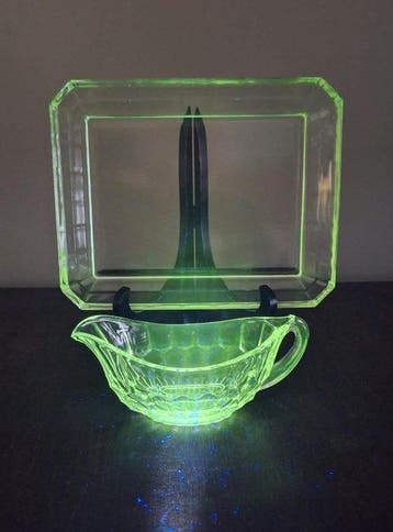Serveergerei (2) - UV-reactief persglas - 1930-1940 - Schaal