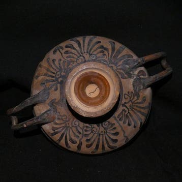 Oud-Grieks Aardewerk Kylix. 25 cm lang. 4e eeuw v.Chr.