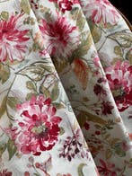 Dubbele breedte. Stof met bloemenprint voor decoratie en