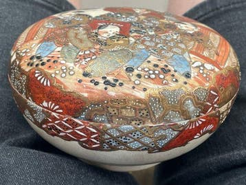 Japan. Satsuma. Meigyokuzan Kopje in keramiek met decor van